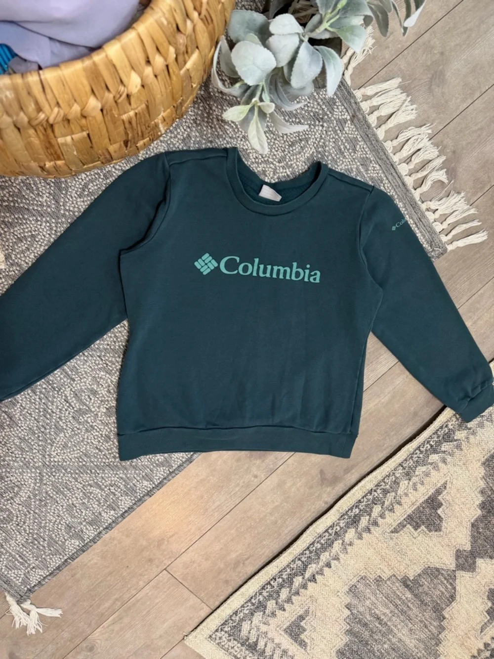 Columbia Tweens Dark Teal Crewneck Sweatshirt with Mint Logo Size Medium Unisex